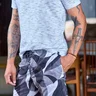 01 shorts de banho masculino estampa abstrata preto e branco