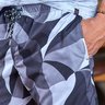 04 shorts de banho masculino estampa abstrata preto e branco