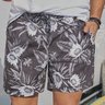 shorts de banho florido preto baumgarten frente