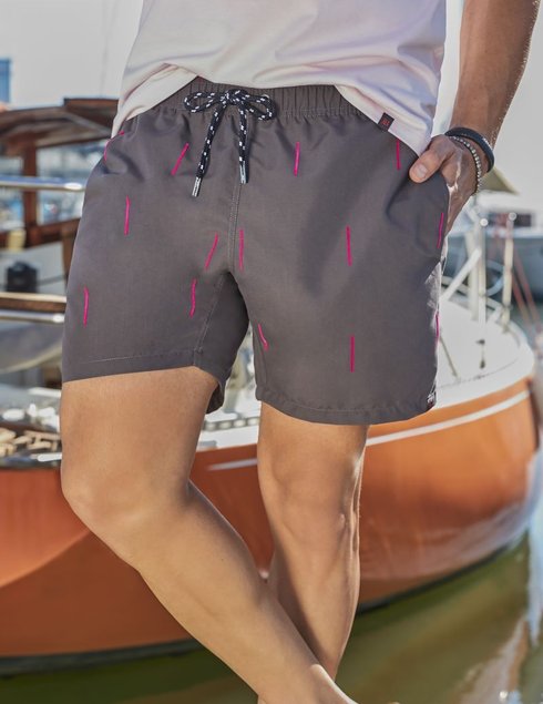 shorts de banho masculino cinza com listra rosa frente