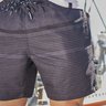shorts de banho masculino listrado cinza frente proximada