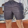 shorts de banho masculino listrado cinza frente