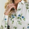 camisa feminina classica baumhgarten branca com floral azul gola