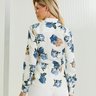 camisa feminina social branca com flor azul baumgarten costas