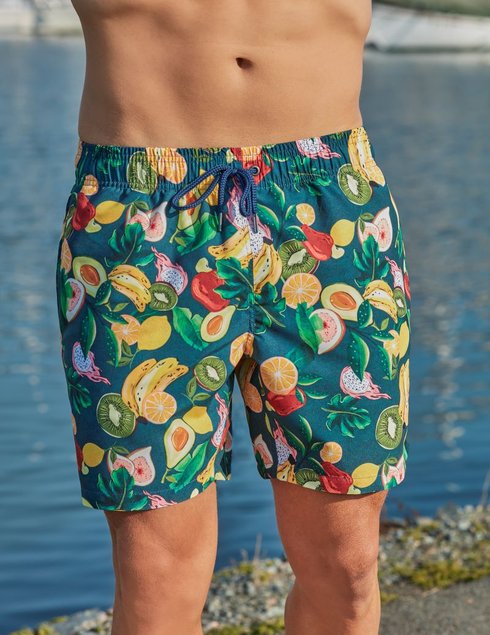 shorts de banho verde com frutas baumgarten