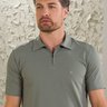 01 camisa masculina polo manga curta texturizada verde musgo com ziper acabamento d