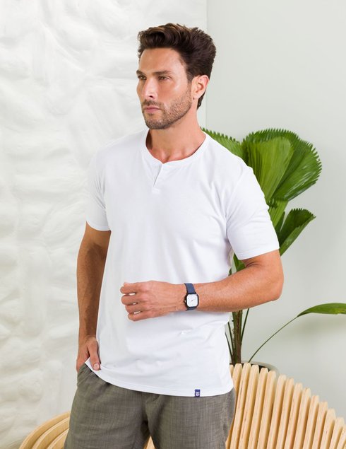 02 camiseta masculina manga curta gola mandarim branca