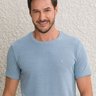 camiseta masculina textura azul claro frente proximada