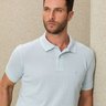 camisa polo masculina texturizada azul claro frente proximada