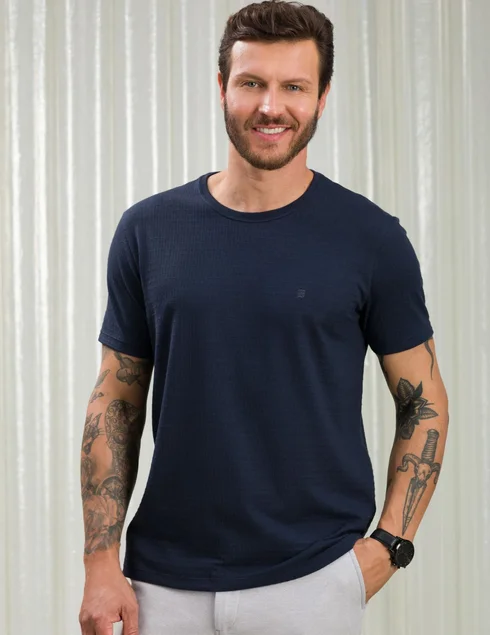 camiseta masculina malha texturizada azul marinho baumgarten aproximada